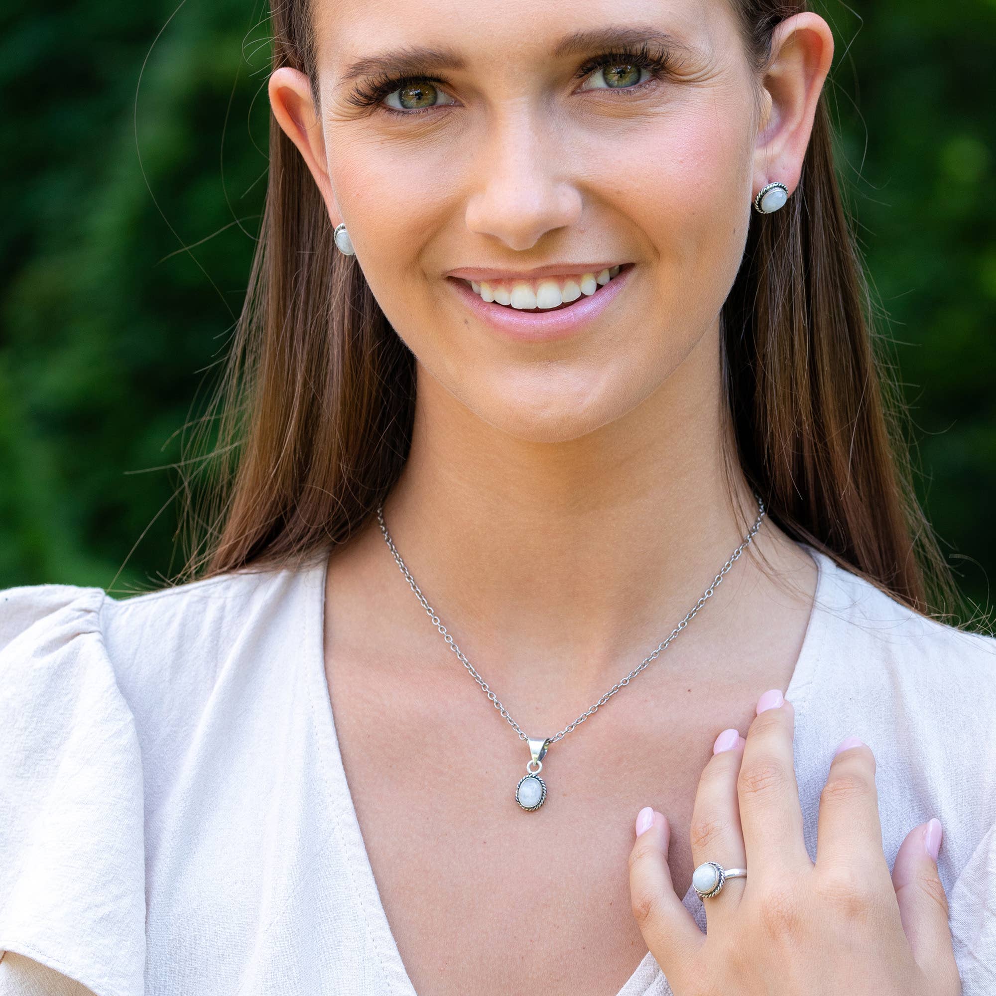 Handcrafted Semiprecious Small Stone Necklace - Moonstone