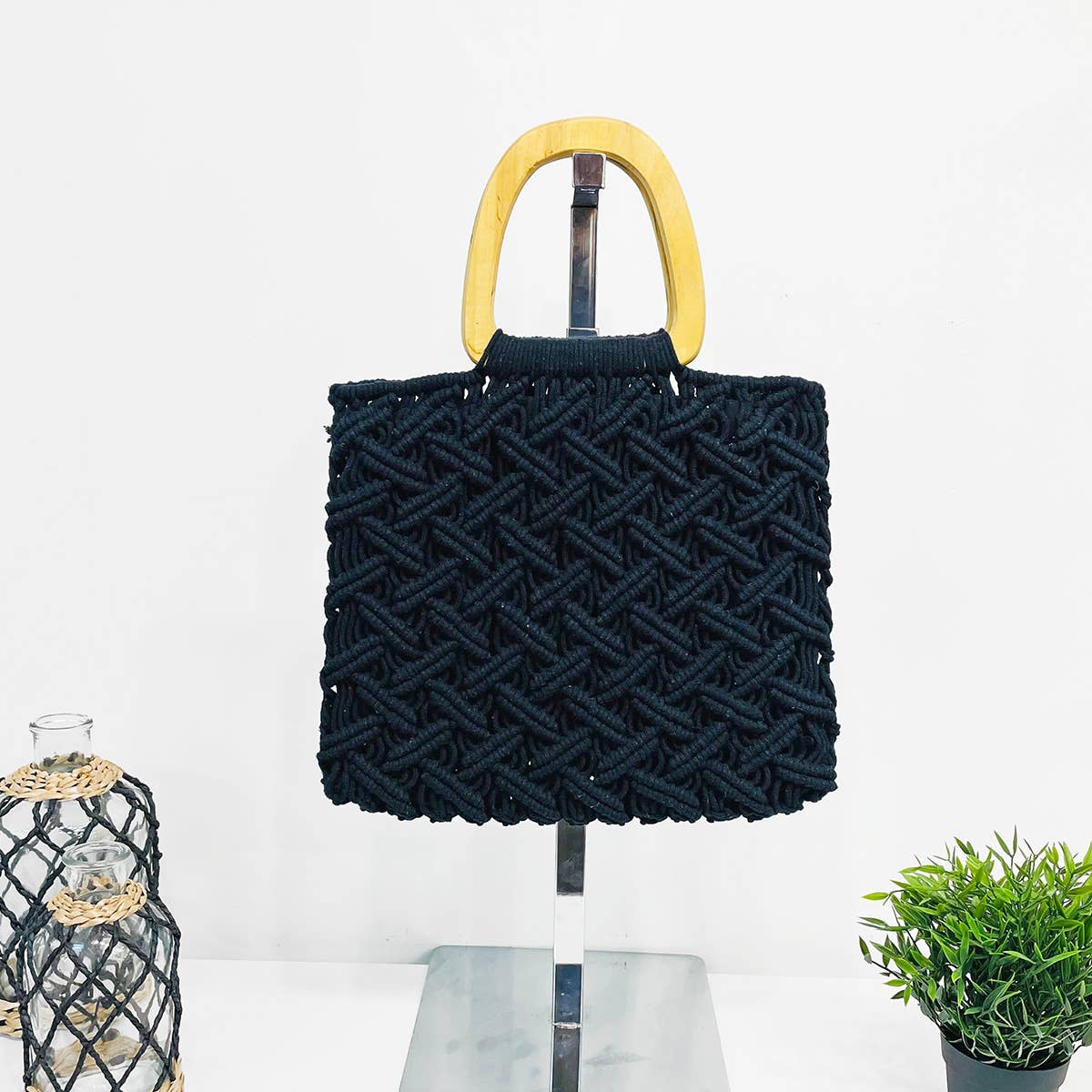 Terra Bag - Cotton macrame bag with wood handles - Black