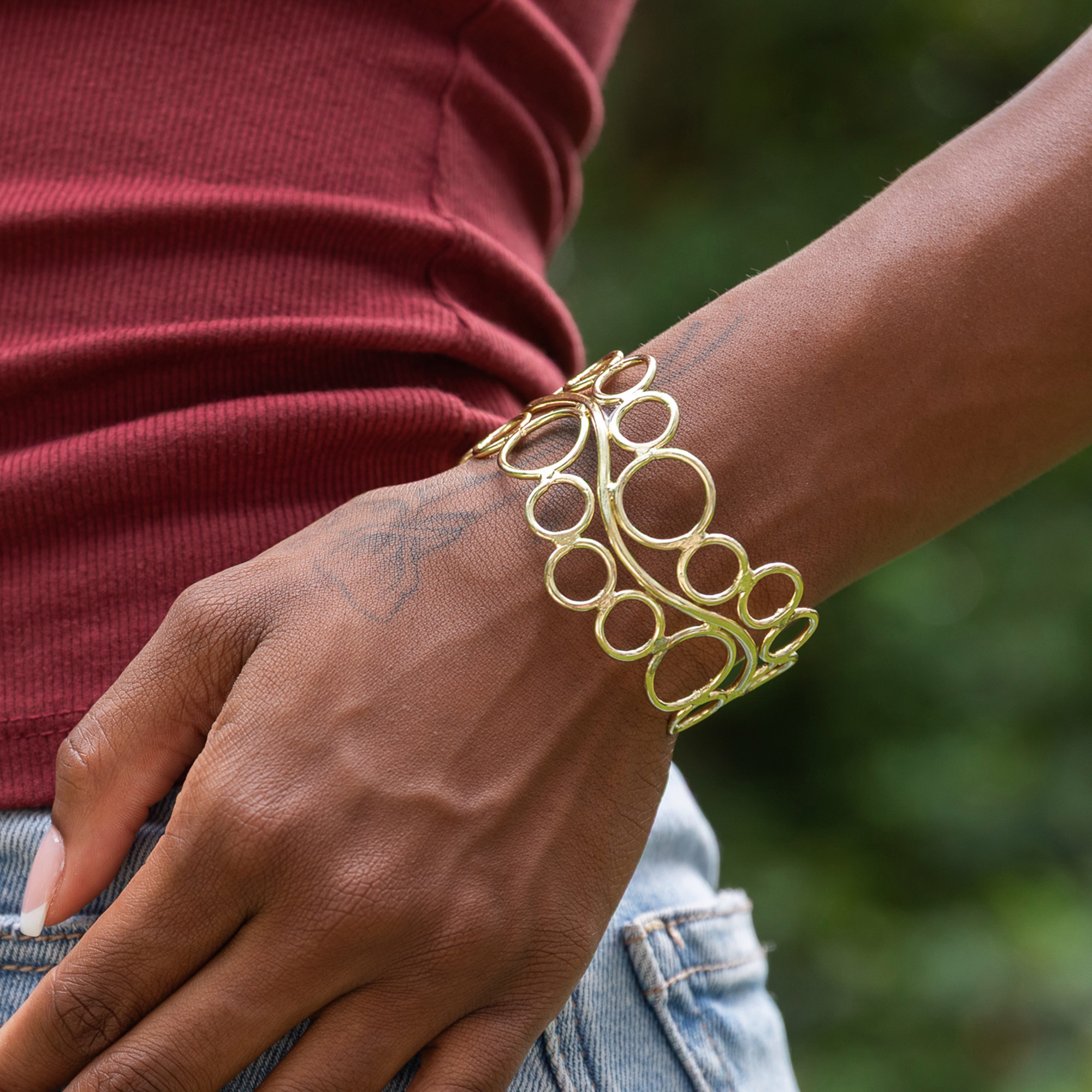 Handcrafted Gold Circle Link Wire Cuff Bracelet - Image 2